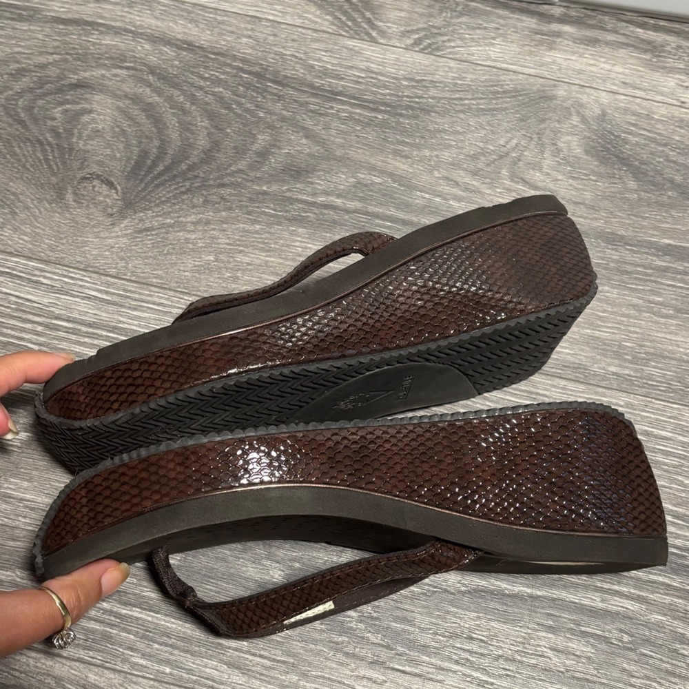 Volatile Womens Digs Wedge Sandal Brown Snakeskin Platform Flip Flop Thong 10 - Picture 12 of 14